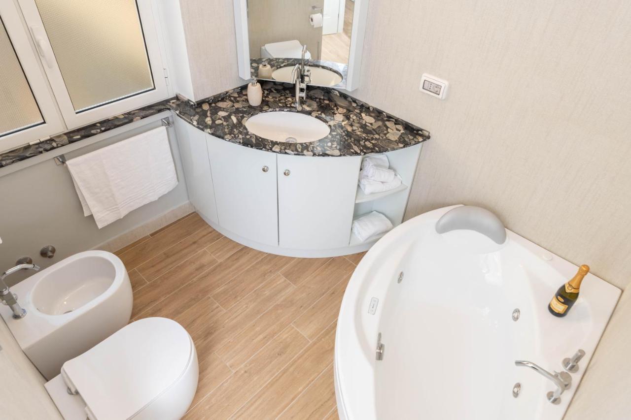 Colosseo Brightful Apartment With Rooftop โรม ภายนอก รูปภาพ